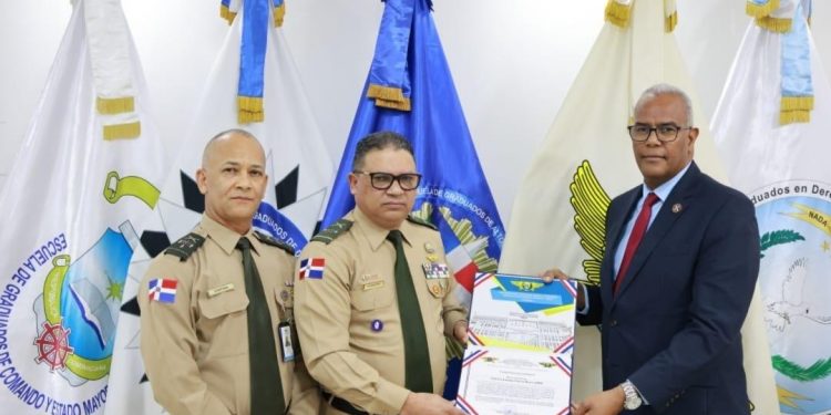 Presidente Hermandad de Veteranos reconocido por la UNADE