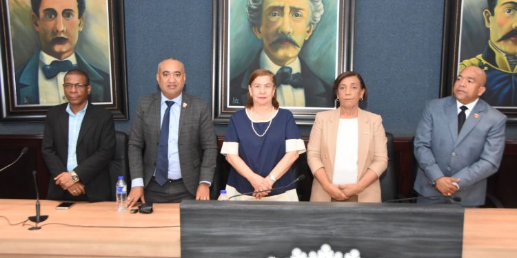 Gobierno y Municipio despliegan ofensiva vial en La Vega: Asfaltado, bacheos, fecha para puente Antonio Guzmán y retorno a hospital
