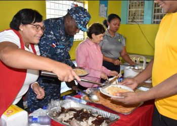GOBERNADORA COMPARTE ALMUERZO CON PRIVADOS DE LIBERTAD CARCEl BANI HOMBRES