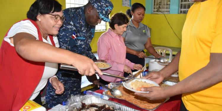 GOBERNADORA COMPARTE ALMUERZO CON PRIVADOS DE LIBERTAD CARCEl BANI HOMBRES