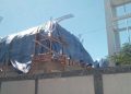 Área colapsada del hospital materno infantil en construcción en Azua amanece con lonas