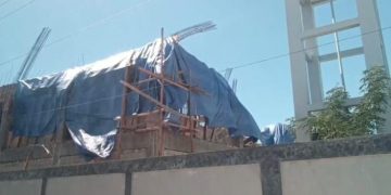 Área colapsada del hospital materno infantil en construcción en Azua amanece con lonas