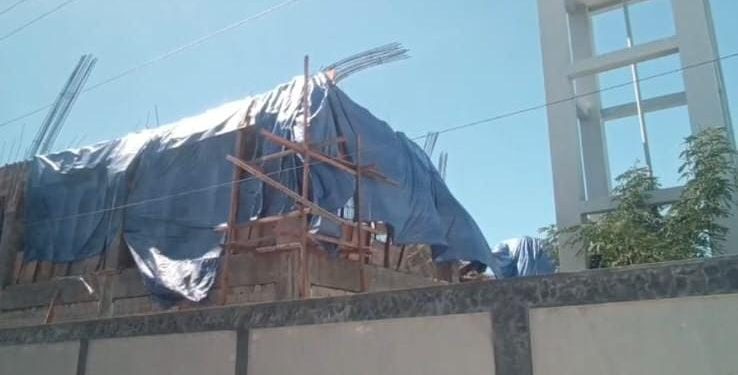 Área colapsada del hospital materno infantil en construcción en Azua amanece con lonas