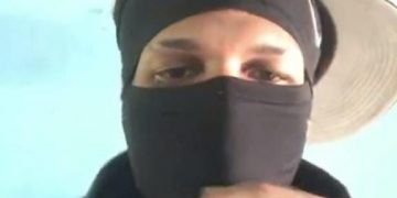 “El Feo” cae al enfrentar agentes de DICRIM durante allanamiento en Sánchez; fue captado en cámaras asaltando un comerciante