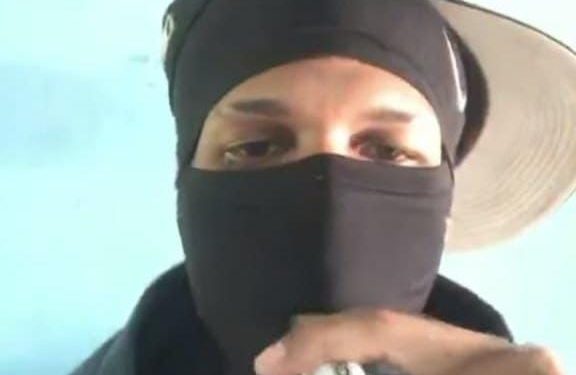 “El Feo” cae al enfrentar agentes de DICRIM durante allanamiento en Sánchez; fue captado en cámaras asaltando un comerciante