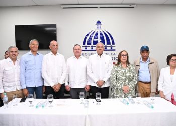 Ministro Agricultura califica de vital para la producción buen manejo de cultivos. Juramentan directores regionales de La Vega y Stgo.
