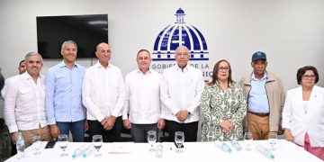 Ministro Agricultura califica de vital para la producción buen manejo de cultivos. Juramentan directores regionales de La Vega y Stgo.