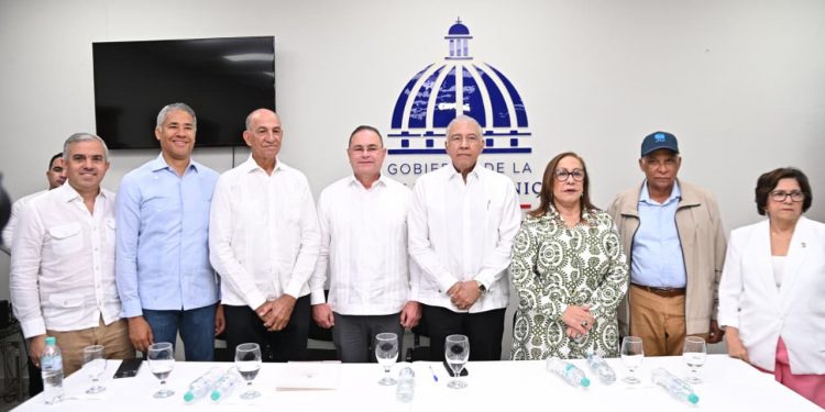 Ministro Agricultura califica de vital para la producción buen manejo de cultivos. Juramentan directores regionales de La Vega y Stgo.