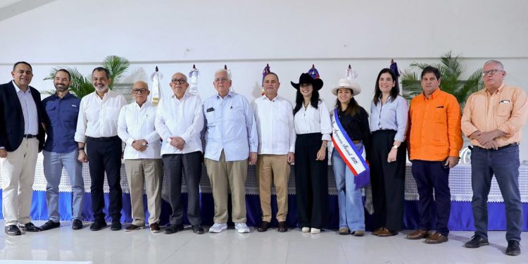 Ministro de Agricultura llama a productores a no dejarle todo a la naturaleza y apostar por la tecnología y la mecanización