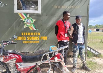 Ejército detiene dos extranjeros indocumentados con presunta marihuana en Pedernales