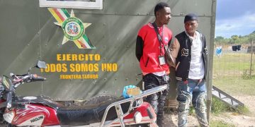 Ejército detiene dos extranjeros indocumentados con presunta marihuana en Pedernales