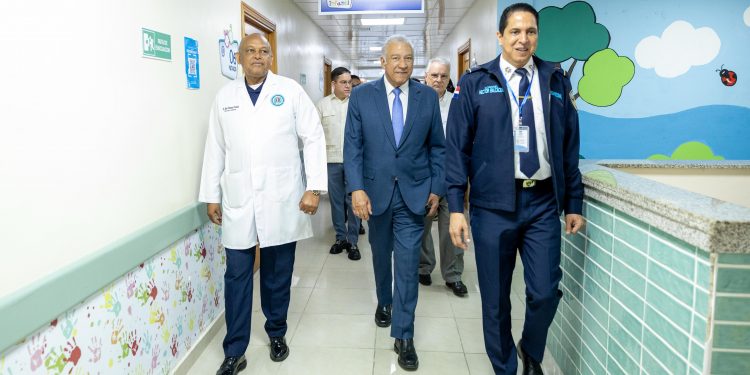 Andrés Bautista, ministro Administrativo de la Presidencia, visita Hospital General Docente de la PN