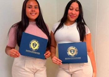 Orgullo dominicano: futuras médicas son reconocidas por excelencia académica en NY
