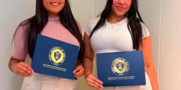 Orgullo dominicano: futuras médicas son reconocidas por excelencia académica en NY