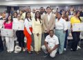 Raymond Rodríguez entrega laptops a 56 estudiantes meritorios mediante la Fundación GBC