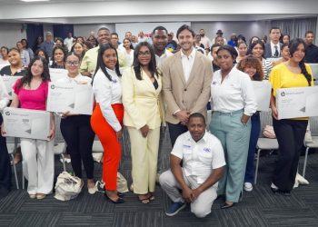 Raymond Rodríguez entrega laptops a 56 estudiantes meritorios mediante la Fundación GBC