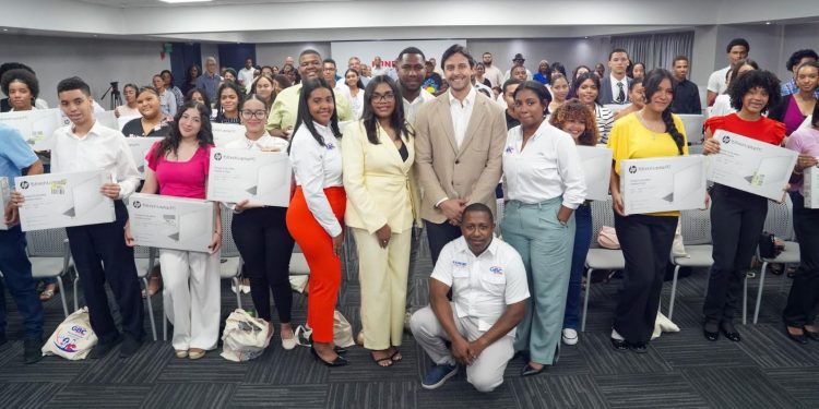 Raymond Rodríguez entrega laptops a 56 estudiantes meritorios mediante la Fundación GBC