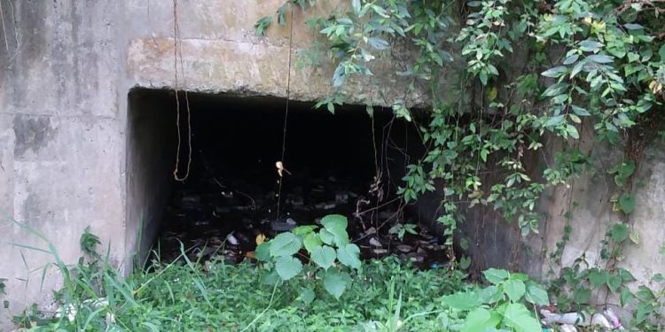 Comunitarios exigen arreglo de la cañada del túnel en Quita Sueño, Haina. Ya que cuando llueve se inundan más de 8 comunidades.