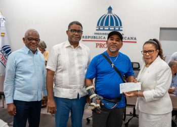 Gobierno entrega ayudas económicas a comerciantes afectados por ampliación avenida Los Beisbolistas en Manoguayabo