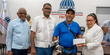 Gobierno entrega ayudas económicas a comerciantes afectados por ampliación avenida Los Beisbolistas en Manoguayabo