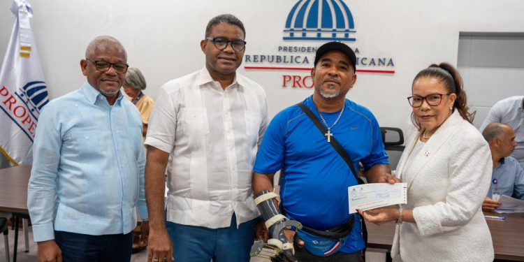 Gobierno entrega ayudas económicas a comerciantes afectados por ampliación avenida Los Beisbolistas en Manoguayabo