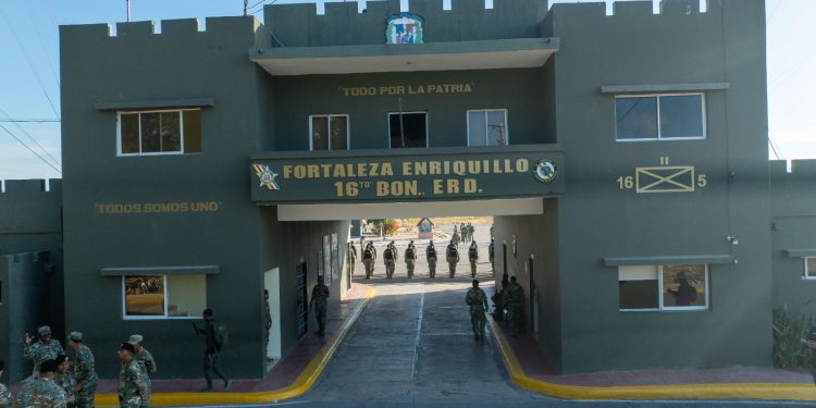 Comandante del Ejército recorre unidades fronterizas en Pedernales e Independencia