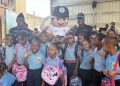 La Dirección de la Policía Comunitaria encabezó un acto de izamiento de bandera dando inicio al nuevo año escolar