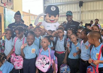 La Dirección de la Policía Comunitaria encabezó un acto de izamiento de bandera dando inicio al nuevo año escolar