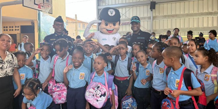 La Dirección de la Policía Comunitaria encabezó un acto de izamiento de bandera dando inicio al nuevo año escolar