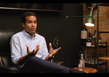 Omar Fernández cuestiona el peso del dinero y los favores en la política dominicana