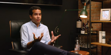 Omar Fernández cuestiona el peso del dinero y los favores en la política dominicana