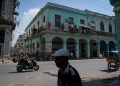 Exiliados cubanos denuncian represión, escasez y desesperanza tras abandonar la isla