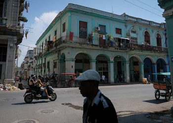 Exiliados cubanos denuncian represión, escasez y desesperanza tras abandonar la isla