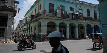 Exiliados cubanos denuncian represión, escasez y desesperanza tras abandonar la isla