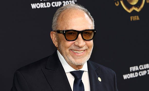 “Emilio Estefan: del hambre y el desamparo al imperio musical”.