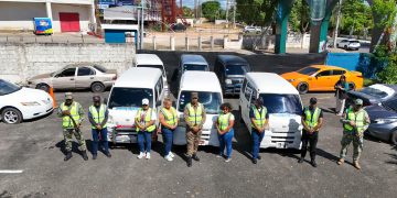 INTRANT retiene vehículos a haitianos que ofrecían servicios ilegalmente en Ciudad Juan Bosch