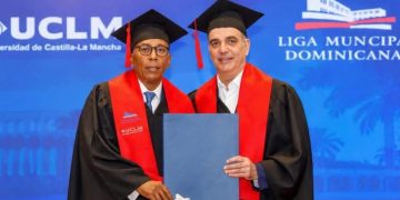 Edgar Augusto Feliz recibe del presidente Abinader título de máster en Derecho Administrativo y Gestión Municipal