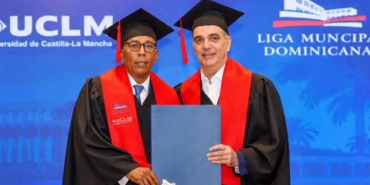 Edgar Augusto Feliz recibe del presidente Abinader título de máster en Derecho Administrativo y Gestión Municipal