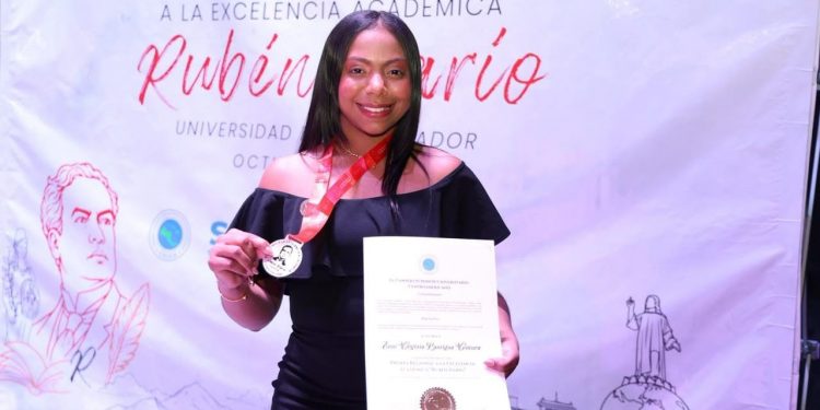 ESTUDIANTE DE LA UASD-CENTRO NAGUA PONE EN ALTO A RD  GANA PREMIO A LA EXCELENCIA EN EL SALVADOR