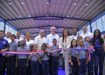 Pedro Martínez inaugura complejo educativo y deportivo en Manoguayabo