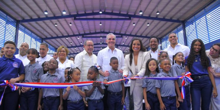 Pedro Martínez inaugura complejo educativo y deportivo en Manoguayabo