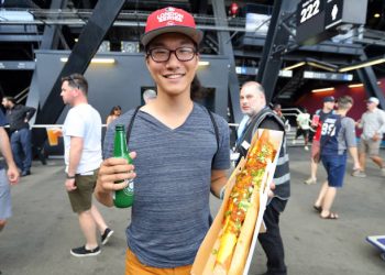 El Boomstick, el gigantesco hot dog en honor a Nelson Cruz de los Rangers que mide dos pies