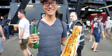 El Boomstick, el gigantesco hot dog en honor a Nelson Cruz de los Rangers que mide dos pies