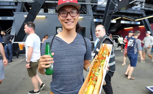El Boomstick, el gigantesco hot dog en honor a Nelson Cruz de los Rangers que mide dos pies